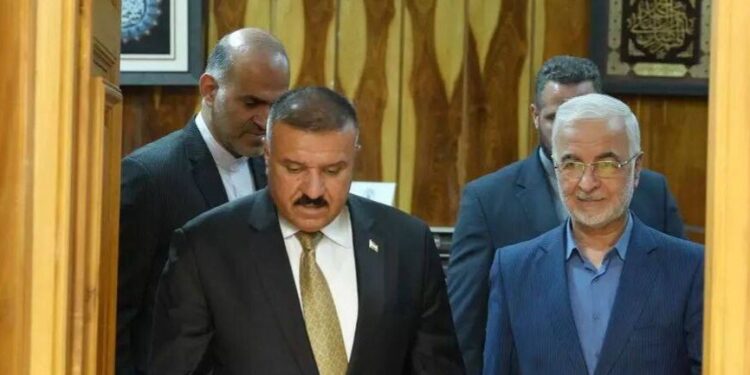 وزير الداخلية يصل إلى طهران في زيارة رسمية لتعزيز التعاون الأمني المشترك