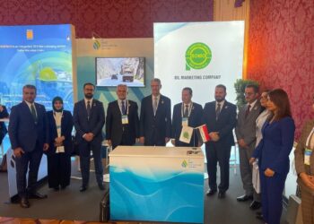 وزير النفط يتجول في اروقة الجناح الخاص بشركة تسويق النفط العراقية “سومو”خلال مشاركته بالندوة الدولية في فيينا