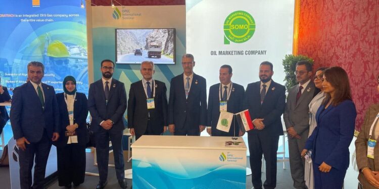 وزير النفط يتجول في اروقة الجناح الخاص بشركة تسويق النفط العراقية “سومو”خلال مشاركته بالندوة الدولية في فيينا