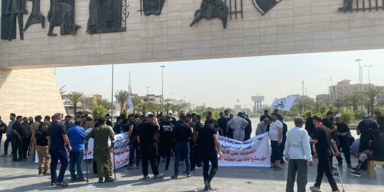 تظاهرة لجرحى وعوائل شهداء الحشد الشعبي في ساحة التحرير للمطالبة بحقوقهم