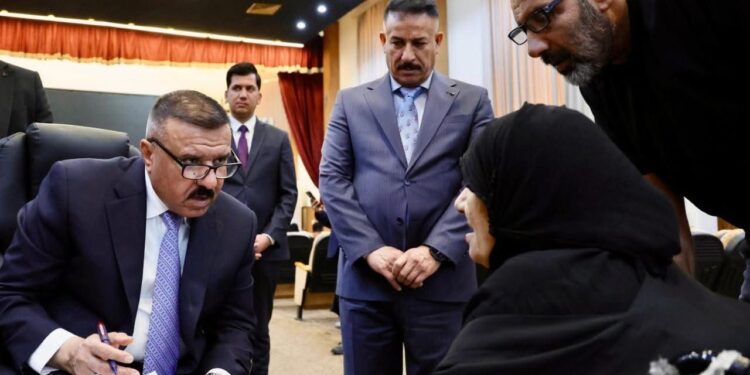 وزير الداخلية يشدد على استمرار متابعة احتياجات وطلبات أسر الشهداء والجرحى