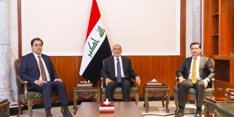 رئيس مجلس النواب يجتمع مع نائبيه لمناقشة أعمال الفصل التشريعي الثاني