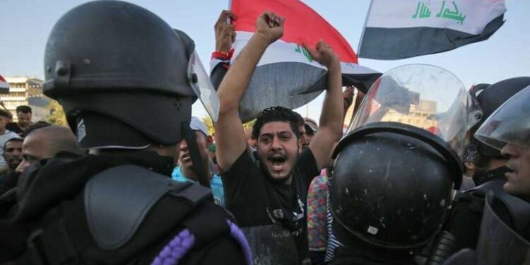موجات احتجاج تتصاعد.. العراق على فوهة الغضب الشعبي بسبب “أزمة الكهرباء المنهارة”