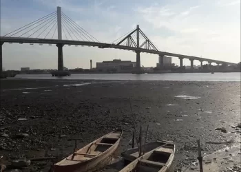 مساعدات إنسانية تُرسل إلى أغنى مدينة نفطية في العراق.. مفارقة البصرة تُحرج الجميع – عاجل