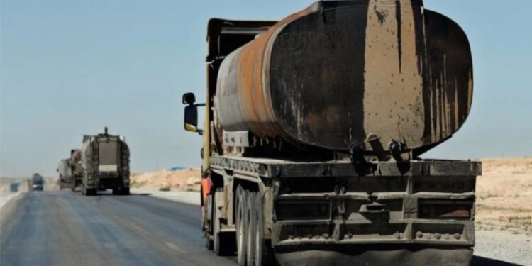 خبير اقتصادي يكشف تفاصيل خط تهريب النفط الأسود من العراق إلى الإمارات