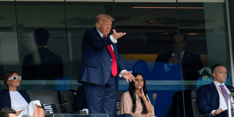 ترامب يهدد بعرقلة مشروع ملعب جديد بسبب خلافات مع قبائل السكان الأصليين