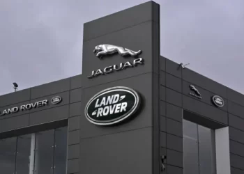 بريطانيا.. “جاكوار لاند روفر” تخطط لتسريح 500 موظف بعد رسوم ترامب