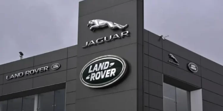 بريطانيا.. “جاكوار لاند روفر” تخطط لتسريح 500 موظف بعد رسوم ترامب