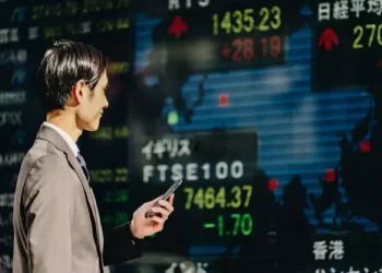 أسواق آسيا تتراجع وسط ارتفاع الدولار وعوائد السندات