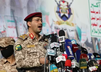 الحوثيون يهددون باستهداف السفن التابعة لشركات تتعامل مع الموانئ الإسرائيلية