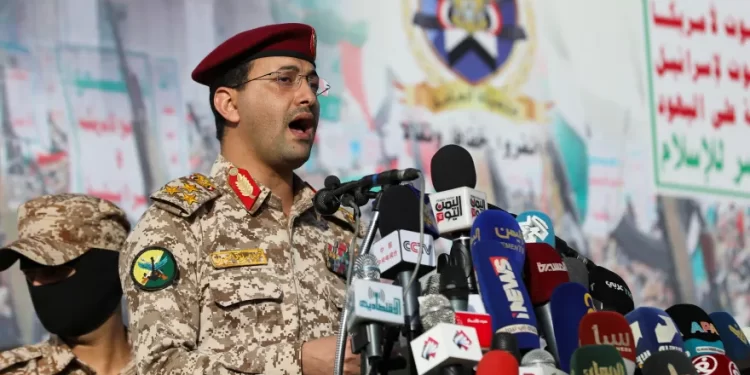 الحوثيون يهددون باستهداف السفن التابعة لشركات تتعامل مع الموانئ الإسرائيلية