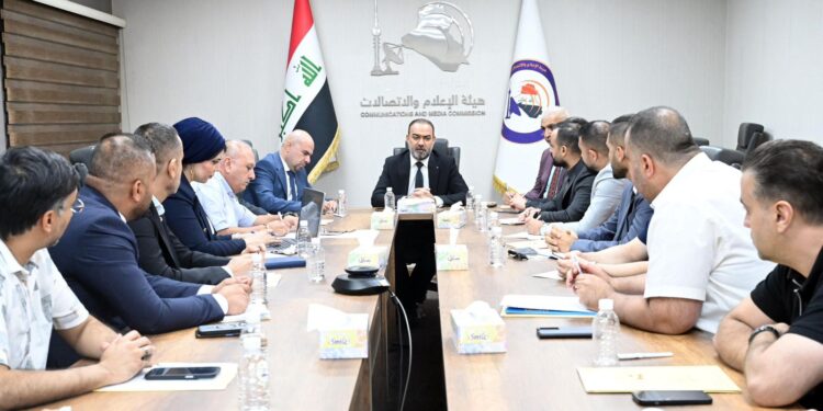 رئيس هيأة الإعلام والاتصالات يترأس اجتماعاً تنظيمياً مع مزودي خدمات الـ GPS لتعزيز الأمن الرقمي في العراق
