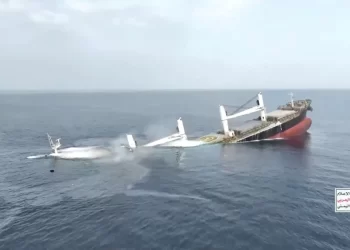 الحوثيون يعلنون احتجاز 10 أفراد من طاقم سفينة أغرقوها قبالة السواحل اليمنية