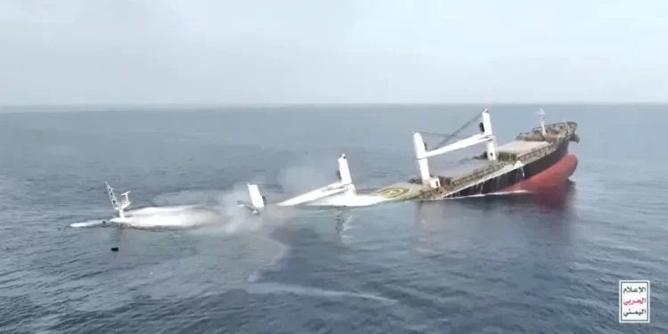 الحوثيون يعلنون احتجاز 10 أفراد من طاقم سفينة أغرقوها قبالة السواحل اليمنية