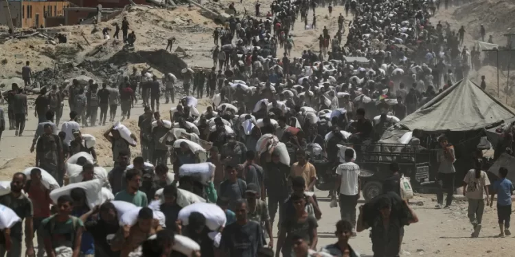 ترامب يقول كثيرون يتضورون جوعا في غزة ويتعهد بإنشاء مراكز للطعام