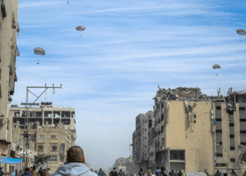 بريطانيا تدرس إسقاط مساعدات غذائية جواً على غزة