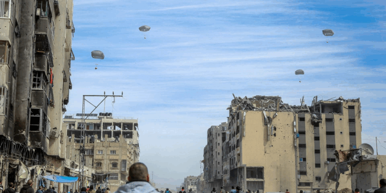 بريطانيا تدرس إسقاط مساعدات غذائية جواً على غزة