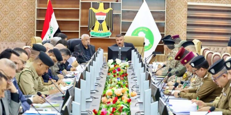 وزير الداخلية يعقد اجتماعاً أمنياً موسعاً في البصرة لمتابعة خطط تأمين زيارة الأربعين