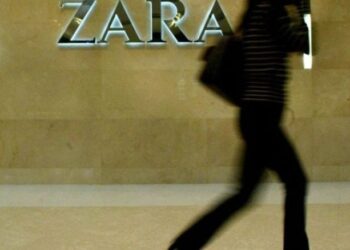 هيئة بريطانية ترغم “زارا” على سحب صورتين لعارضتين نحيفتين للغاية