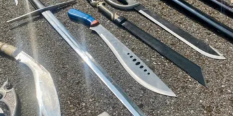 بريطانيا.. تسليم 1000 قطعة سلاح أبيض للحكومة