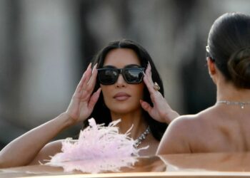 تباهي النجمات بعمليات التجميل