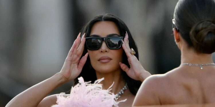 تباهي النجمات بعمليات التجميل