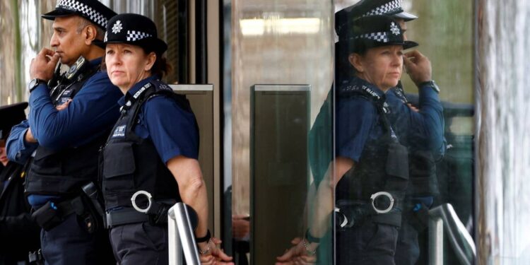 بريطانيا تخطط لحرمان المجرمين من الحفلات والمباريات