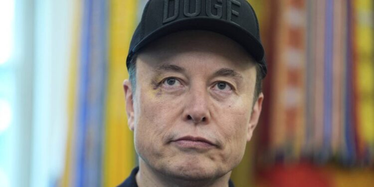 إيلون ماسك يلقي سهامه على تحالف “أبل” و”أوبن أي آي”