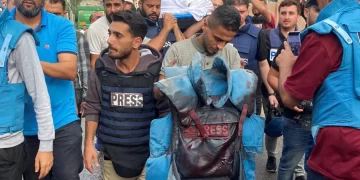 أكثر من 200 صحافي دولي يطالبون بالدخول إلى غزة “فــوراً ودون إشراف”
