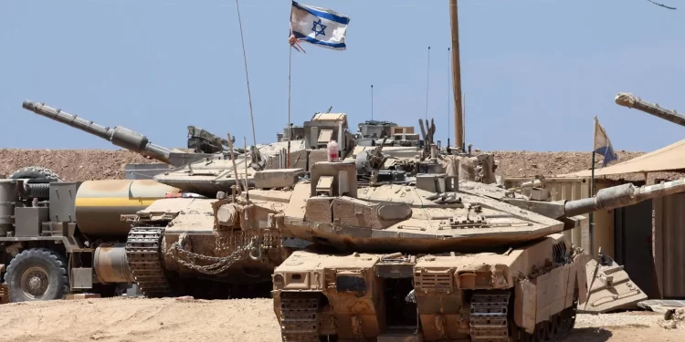 رهان جديد لنتنياهو وسط تحذيرات من “فخ استراتيجي”