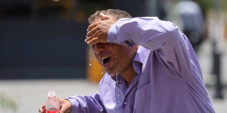 ايران.. موجة حر شديدة تتسبب بالاجبارعلى “إغلاق المباني العامة والبنوك”