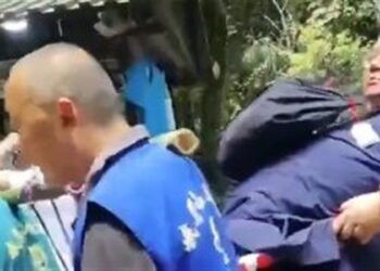 رجل صيني يستأجر 9 أشخاص لحمله على الأعناق إلى تمثال إله الثروة