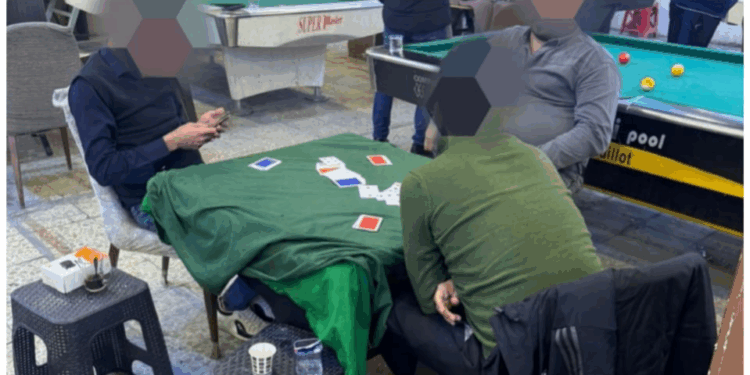 عمليات بغداد.. ضبط “شقة وكوفي شوب” لممارسة القمار واعتقال 13 شخصا بداخلهما