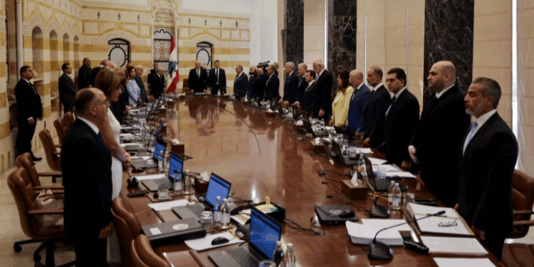 لبنان.. الحكومة تؤجل البت بسلاح “حزب الله” وتكلف الجيش بإعداد ورقة تنظيمية