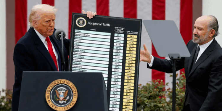 أمريكا تبدأ فرض التعريفات الجمركية الجديدة