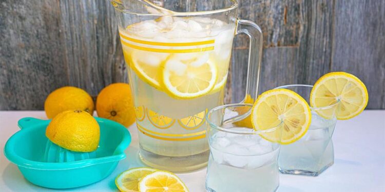 6 فوائد صحية لشرب الماء بالليمون
