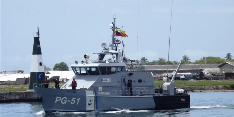 فنزويلا تردّ عسكرياً على “تحركات عدائية” أمريكية