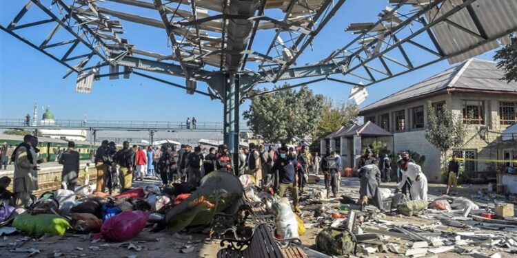 باكستان.. مقتل وإصابة 16 شخصاً في انفجار قنبلة
