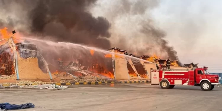 ايران.. حريق كبير يلتهم منطقة اقتصادية في طهران