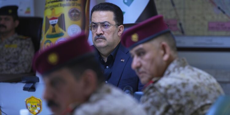 السوداني في مقر العمليات المشتركة يراجع خطط تأمين وخدمة زيارة الأربعين