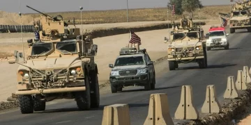 الانسحاب الامريكي.. أول رتل عسكري يغادر قاعدة عين الأسد باتجاه سوريا