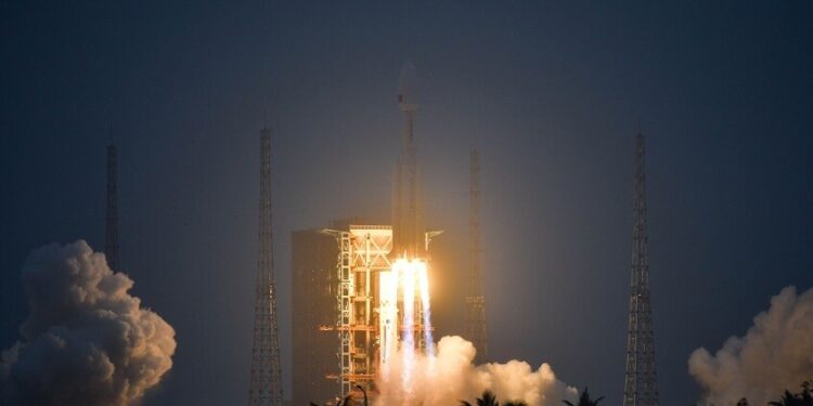 الصين تطلق مجموعة من أقمار الإنترنت نحو الفضاء