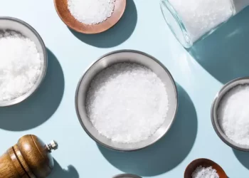 المخاطر الصحية لنقص الملح في طعامنا