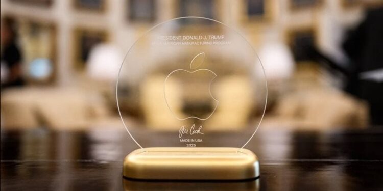 الرئيس التنفيذي لـ “آبل” يهدي ترامب لوحة تذكارية من الذهب والزجاج