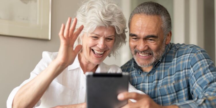 تحفيز الأذن بنبضات كهربائية خفيفة يعزز التعاطف مع الذات