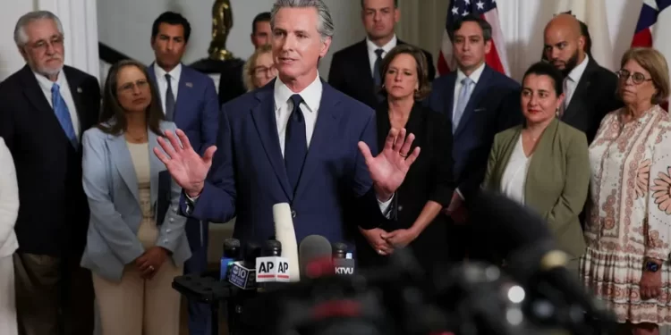 حاكم كاليفورنيا يهدد بإعادة ترسيم دوائر الولاية رداً على الجمهوريين