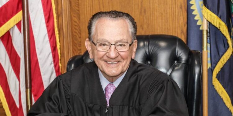 وفاة “القاضي الرحيم” فرانك كابريو عن 88 عامًا بعد صراع مع السرطان