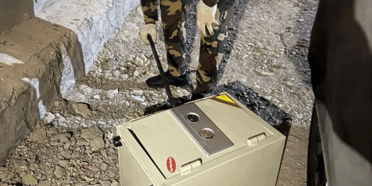 ضبط مخشلات ذهبية ومبالغ مالية داخل قاصة متروكة في مدينة الكاظمية