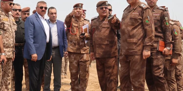 وزير الداخلية يتابع ميدانياً المراحل النهائية لإنشاء سدة ترابية