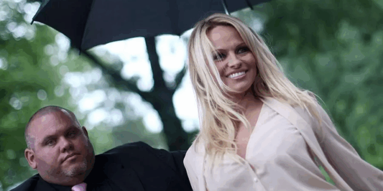 باميلا أندرسون.. ذروة تسليع المرأة واستلابها في صناعة الترفيه الأميركية